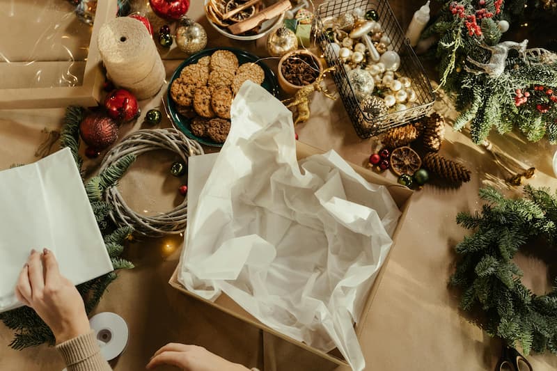 Atelier créatif couronne de l'Avent Roz'Art Créations (1) alt="Création d'une couronne de l’Avent en fleurs séchées – atelier floral Roz’Art Créations"