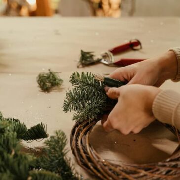 alt="Couronne de l’Avent en fleurs séchées – atelier floral Roz’Art Créations"